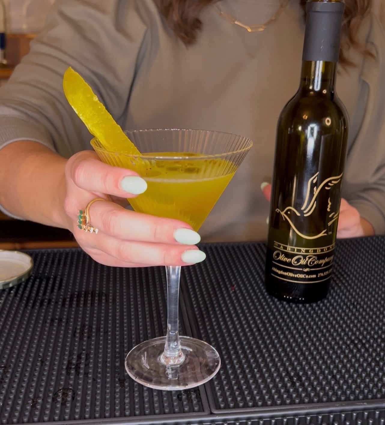 Meet Your New Favorite Cocktail: The Dill Pickle Martini with Olive Oil Drizzle 🥒🍸